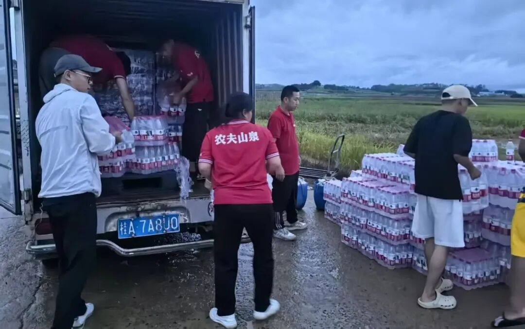 农夫山泉捐赠1000万，盼盼食品首批2万箱物资…驰援广西他们在行动！