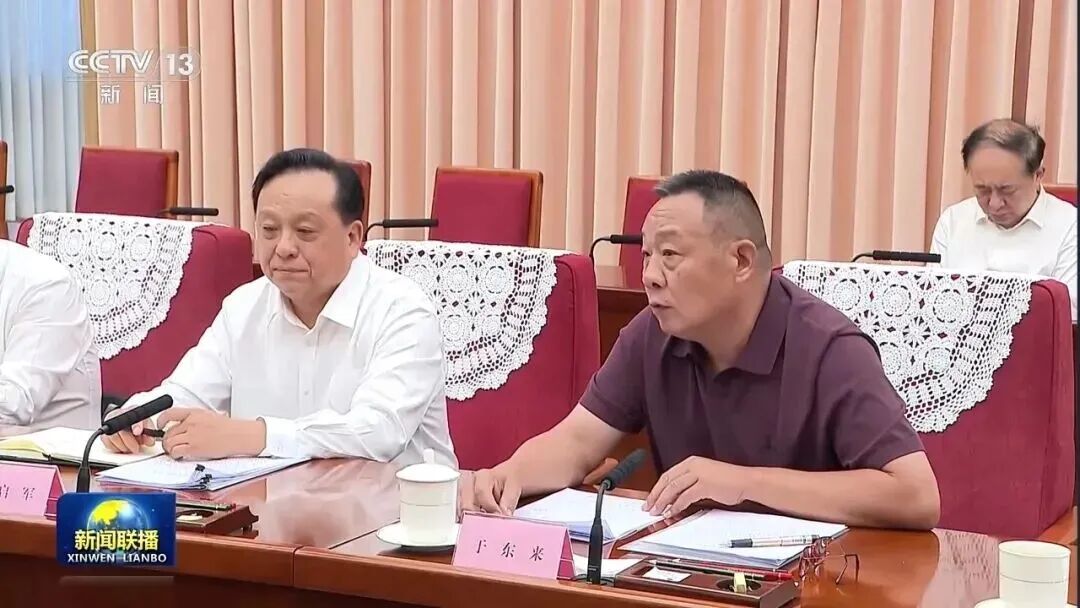 开超市的于东来,坐在了总理座谈会前排