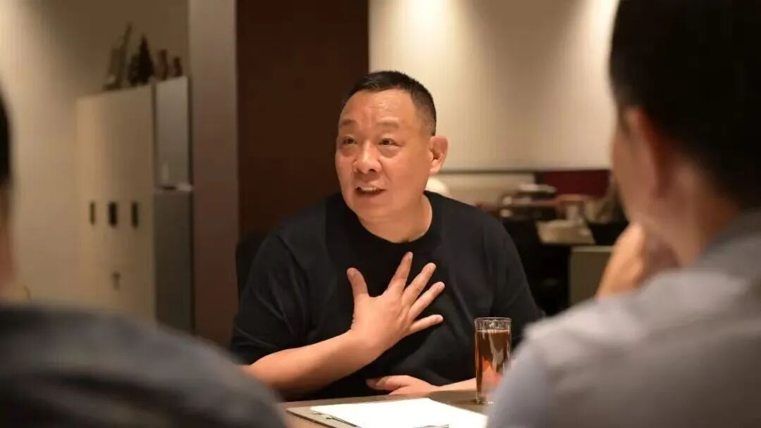 开超市的于东来,坐在了总理座谈会前排