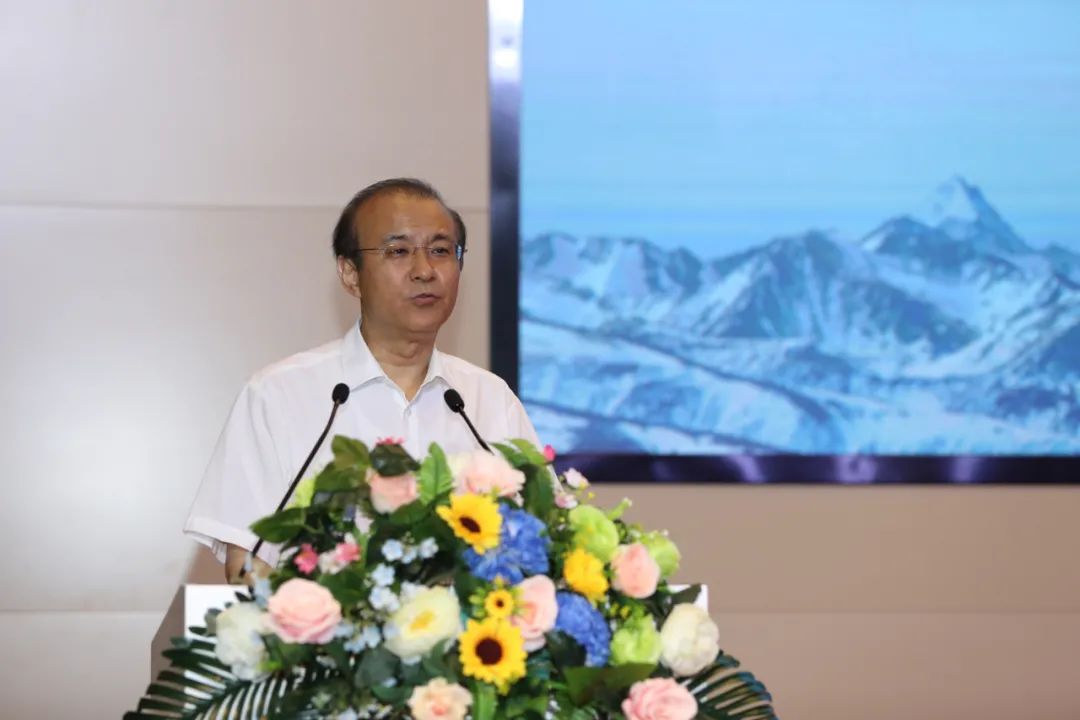 冬奥伙伴走进伊利，共启北京冬奥会倒计时200天新征程