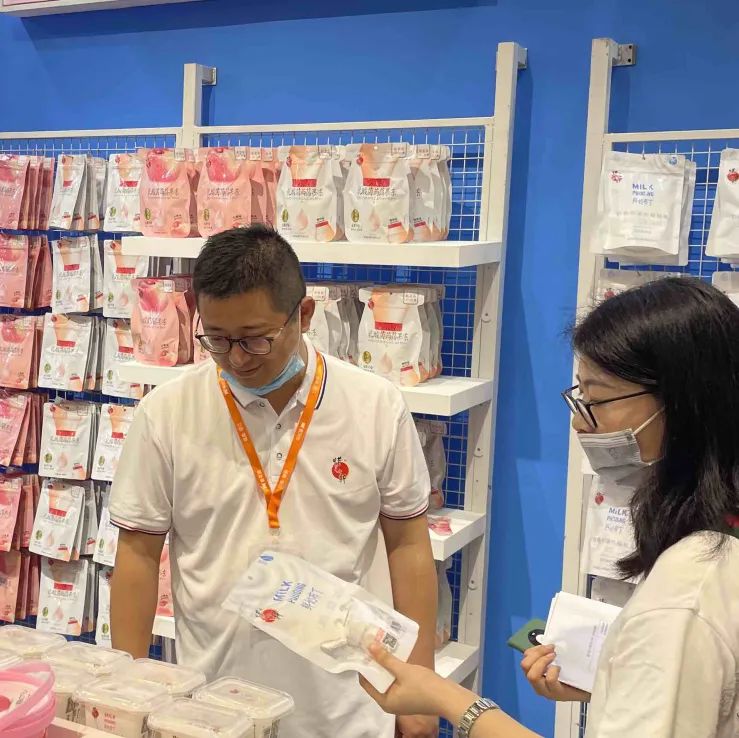 蜡笔小新多线产品亮相食交会,带你解锁卤味新布局