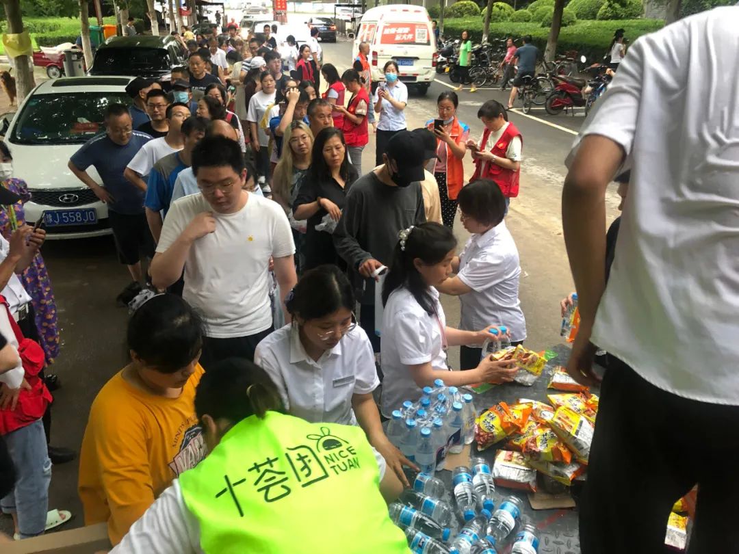 康师傅、盼盼、元气森林…30家食企驰援河南第一线！
