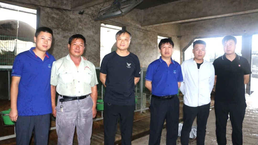 亚禾团队与孙场合影.jpg 【河南纪实】山顶上的牛场:风吹雨打,依然矗立在那里