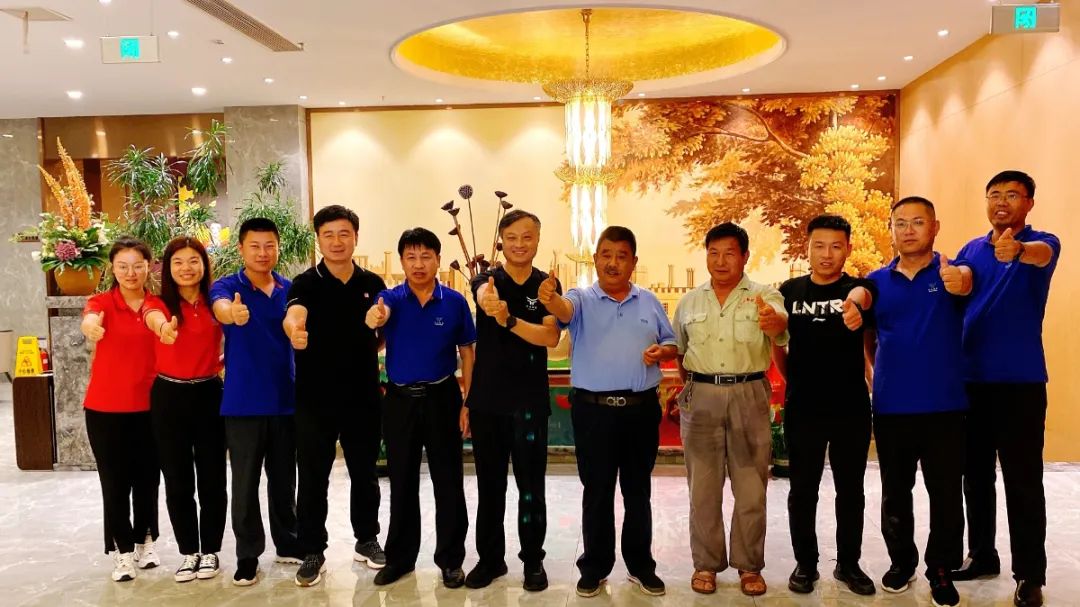 大合影1.jpg 【河南纪实】山顶上的牛场:风吹雨打,依然矗立在那里