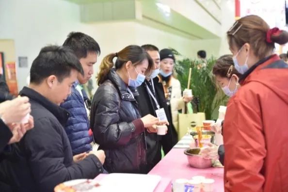 万商大会名企回访 | 白家食品携35支主力单品亮相,引领方便食品产业升级!