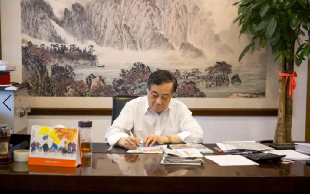 大佬们的办公室:宗庆后的山水画、钟睒睒的堂吉诃德、陶华碧的毛主席像…