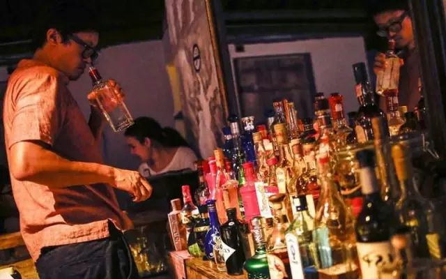 找熟人买酒嫌贵,网购几十万的酒全是假酒!