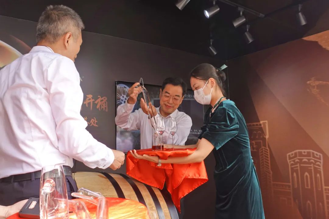 可雅30年老酒开桶，以“工业+旅游”模式讲好产品故事