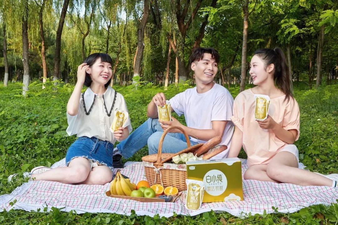 牛奶后浪再上王炸,白小纯再掀乳业新风潮