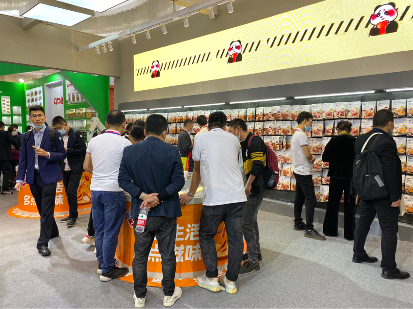 直击秋糖|蜡笔小新卤味研究所闪亮推新,用品质赢市场!