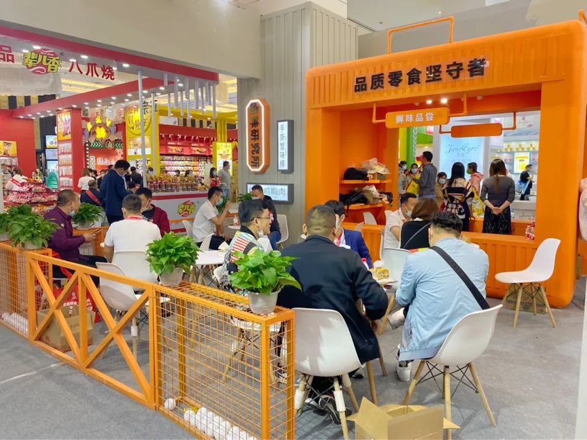 直击秋糖|蜡笔小新卤味研究所闪亮推新,用品质赢市场!