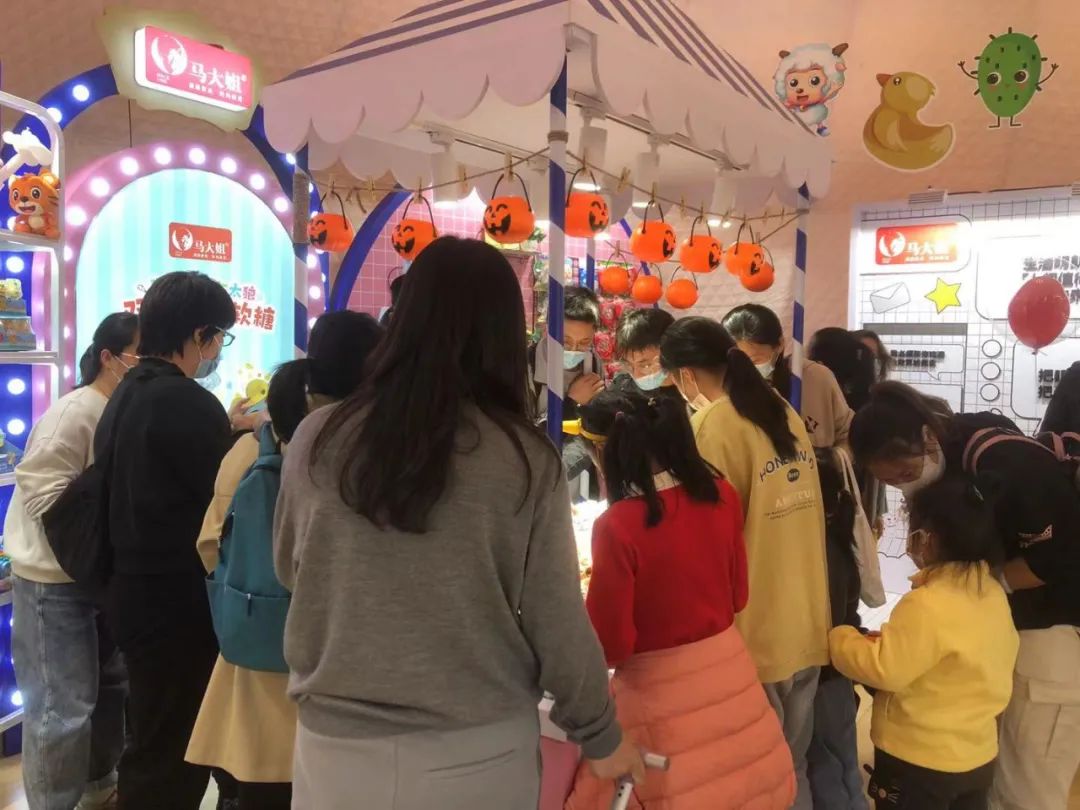 欢乐谷“糖果星球”成网红打卡地,这家企业如何玩转“假面糖果节”?