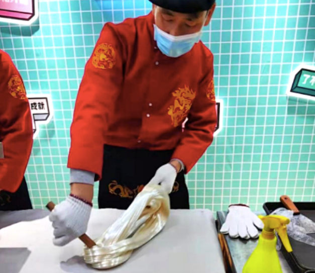欢乐谷“糖果星球”成网红打卡地,这家企业如何玩转“假面糖果节”?