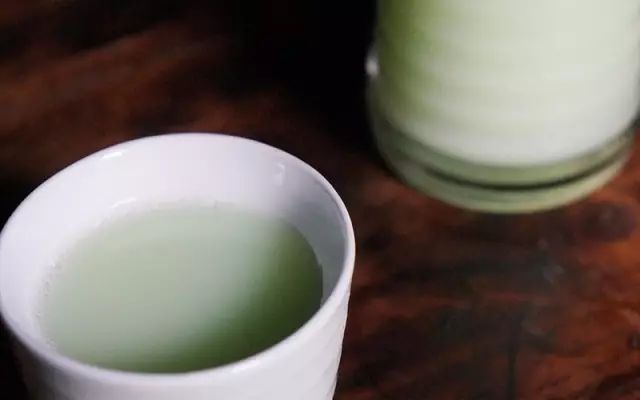 人们常说“灯红酒绿”，为什么说酒是绿色的？