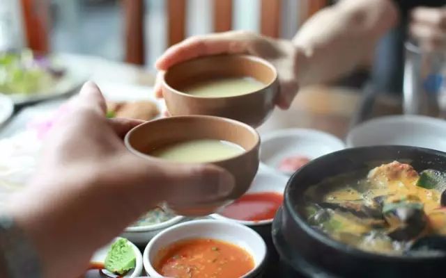 人们常说“灯红酒绿”，为什么说酒是绿色的？