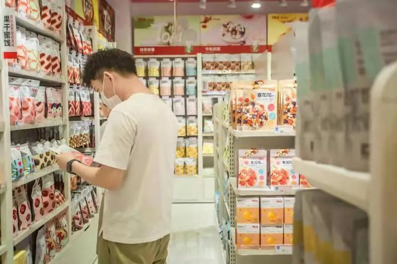 专访百草味 | 零食巨头为什么开始重视线下？