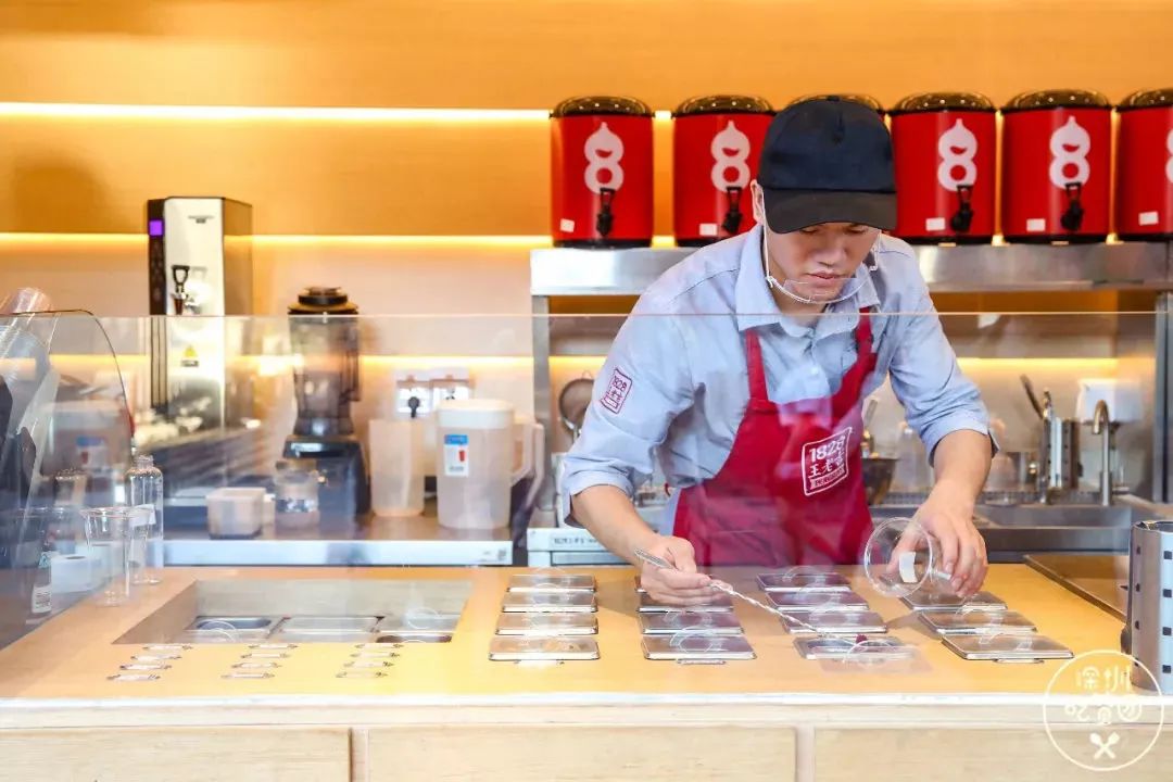 娃哈哈、维维开店，喜茶、奈雪推瓶装饮料，行业内卷下的新“围城”？