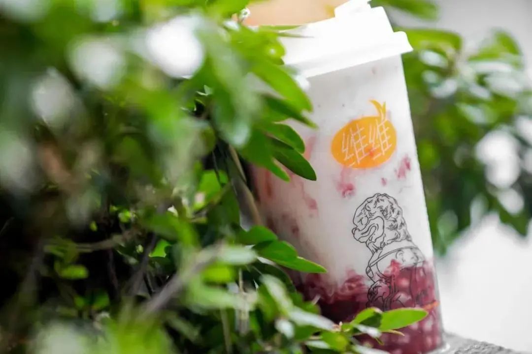 娃哈哈、维维开店，喜茶、奈雪推瓶装饮料，行业内卷下的新“围城”？