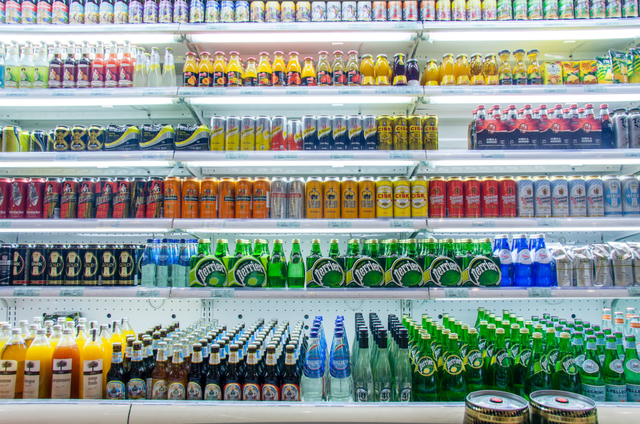 娃哈哈、维维开店，喜茶、奈雪推瓶装饮料，行业内卷下的新“围城”？