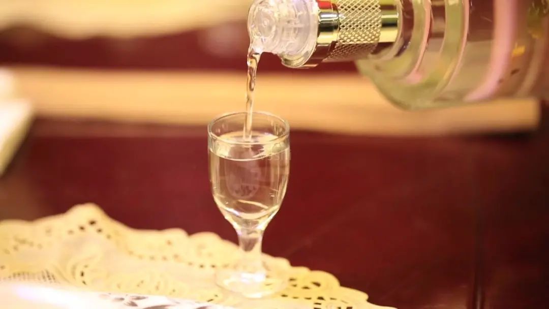 提价进行时!预计2022年白酒板块呈现量稳价增