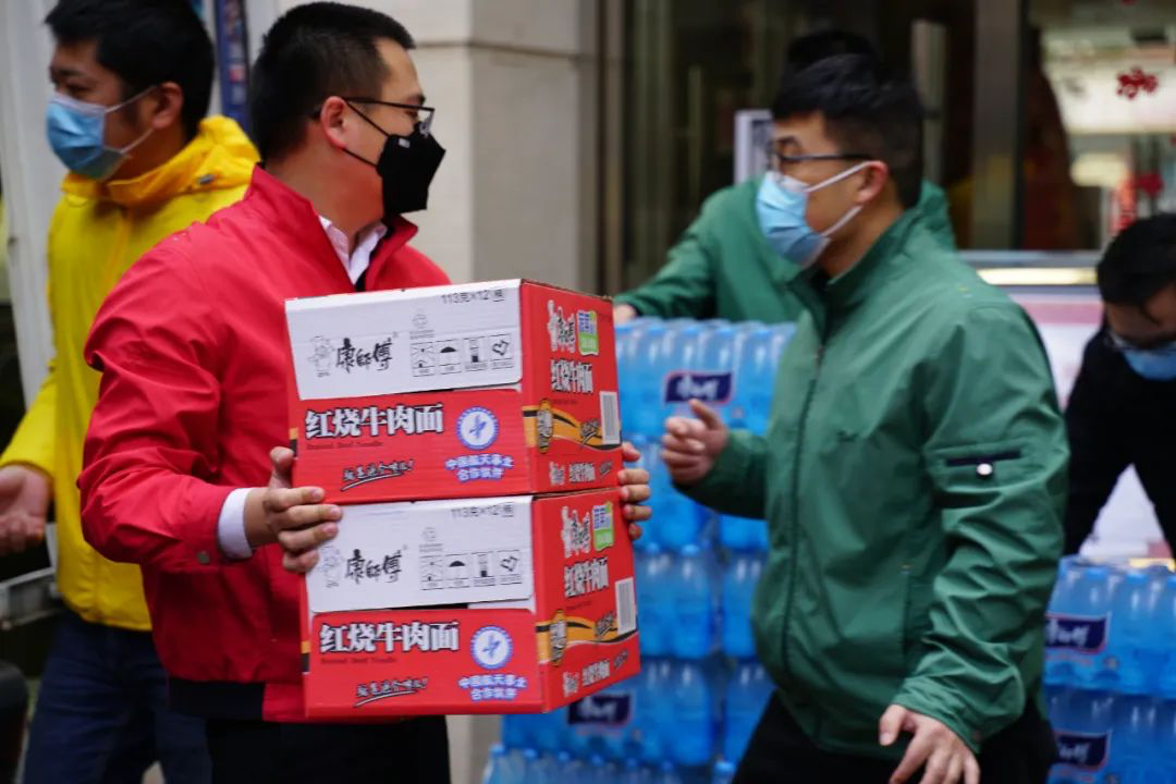 英雄方知英雄味，康师傅红烧牛肉面传递时代正能量！