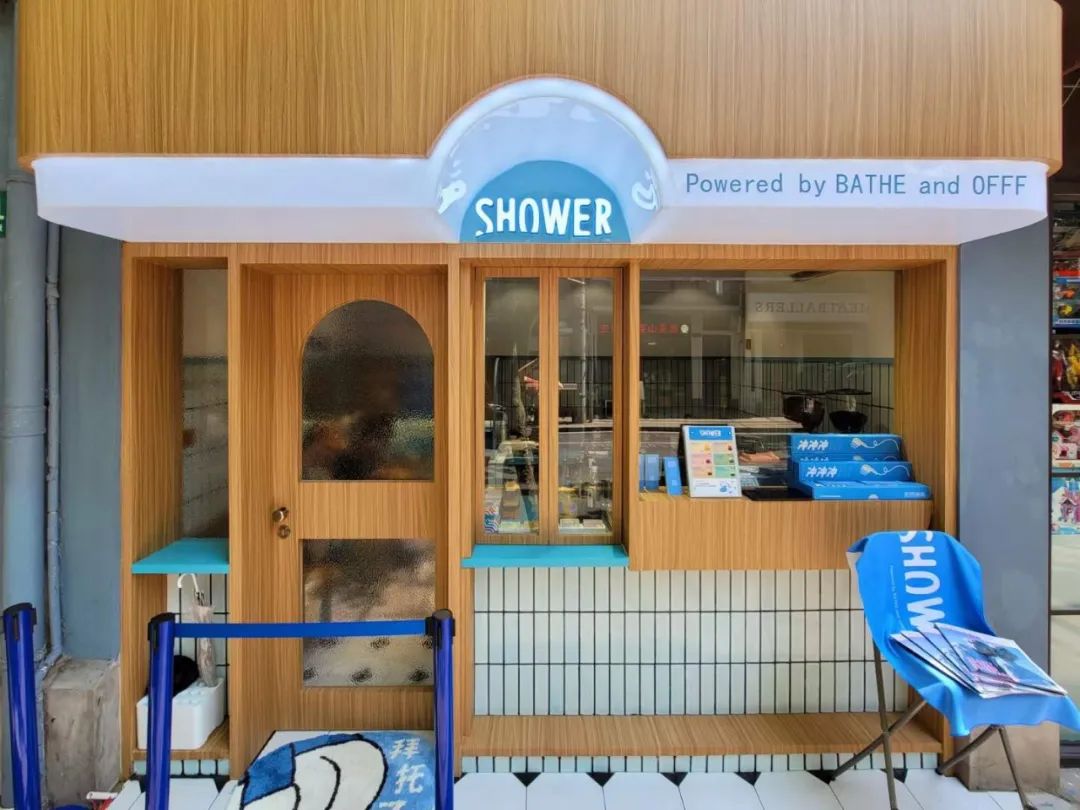 制造“反差萌”，这些门店有点意思！