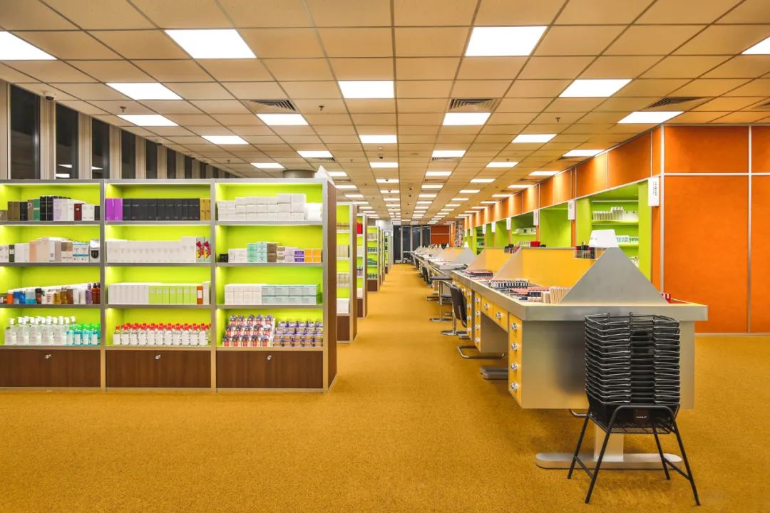 制造“反差萌”，这些门店有点意思！