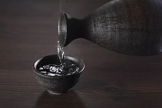 酒为何越陈越香,老一辈人为什么喜欢存点酒?