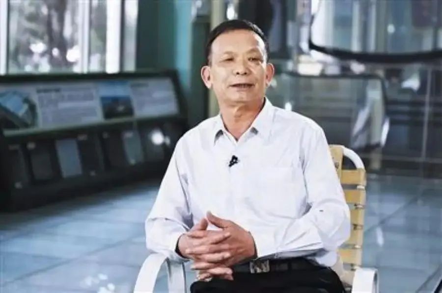 开拖拉机起家，500亿身家取代曹德旺，福建人赢了福建人