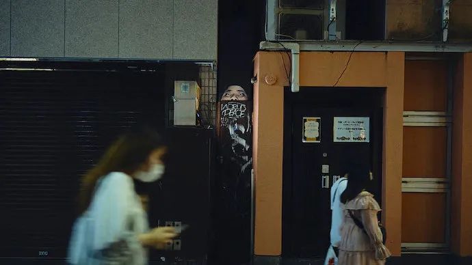 日本地铁广告是如何霸占我们的注意力的？