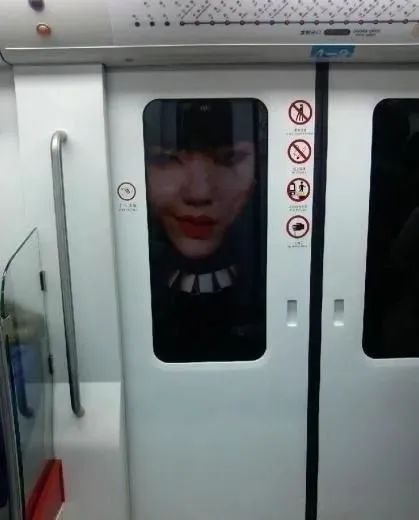日本地铁广告是如何霸占我们的注意力的？