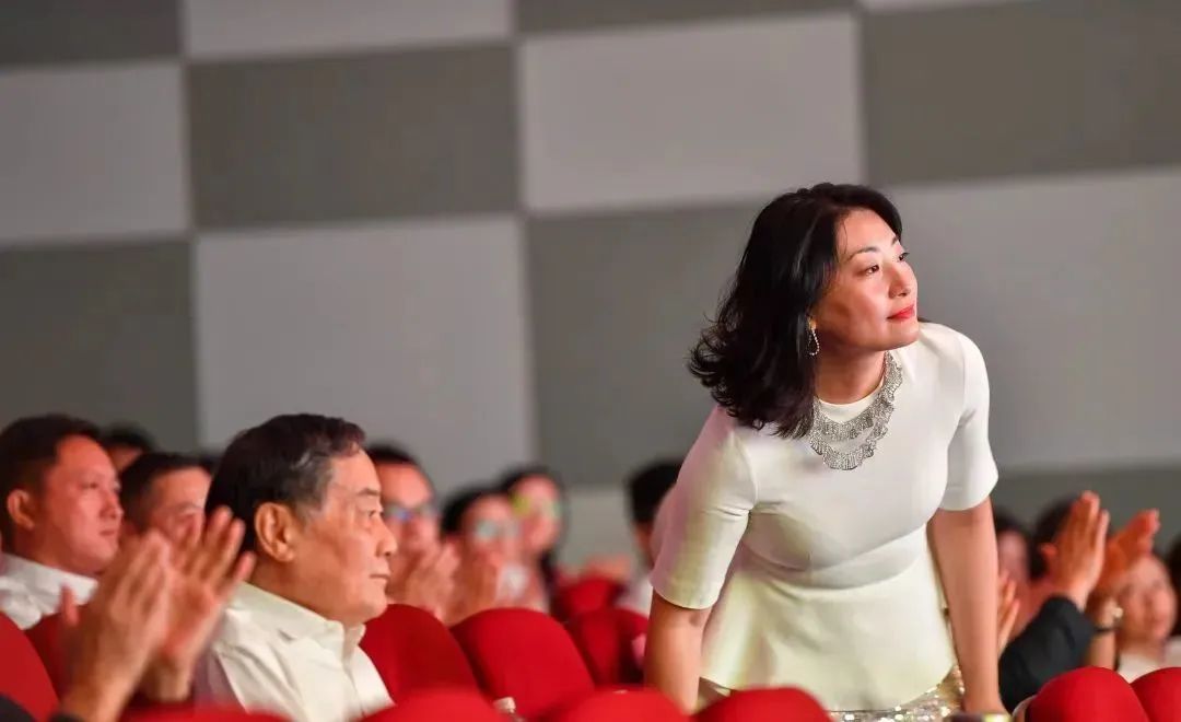 接手千亿家产,40岁娃哈哈千金被催婚,连“王思聪”都扯上了