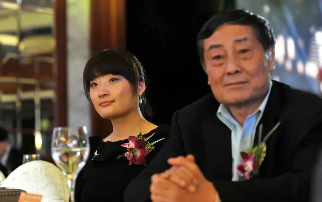 接手千亿家产,40岁娃哈哈千金被催婚,连“王思聪”都扯上了