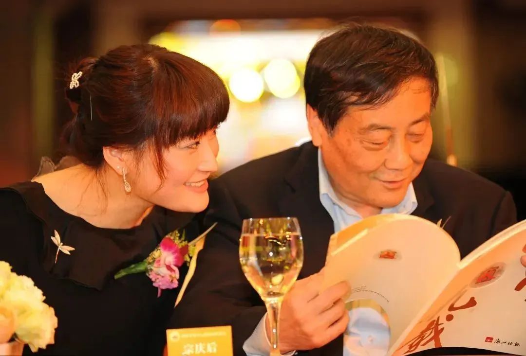接手千亿家产,40岁娃哈哈千金被催婚,连“王思聪”都扯上了