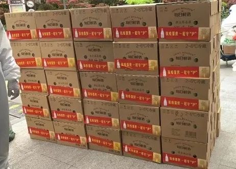 一瓶鲜奶的守“沪”故事：1600多个小区，一天1642通电话……