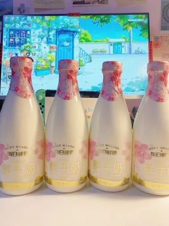 一瓶鲜奶的守“沪”故事：1600多个小区，一天1642通电话……