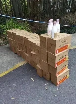 一瓶鲜奶的守“沪”故事：1600多个小区，一天1642通电话……