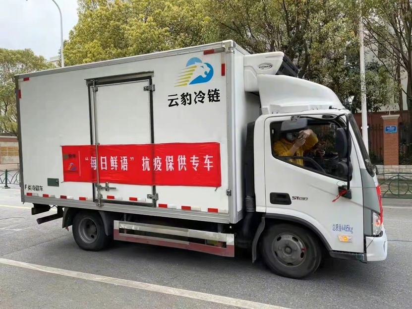 一瓶鲜奶的守“沪”故事：1600多个小区，一天1642通电话……