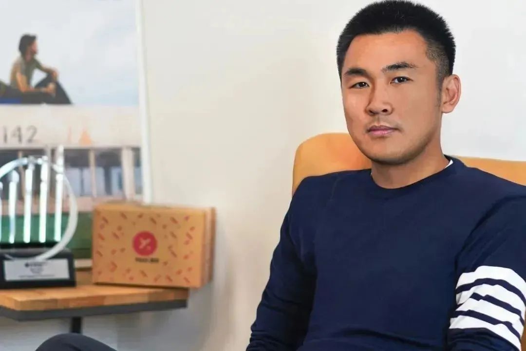 26岁大连人,跑到美国卖老干妈冰红茶,年赚几个亿