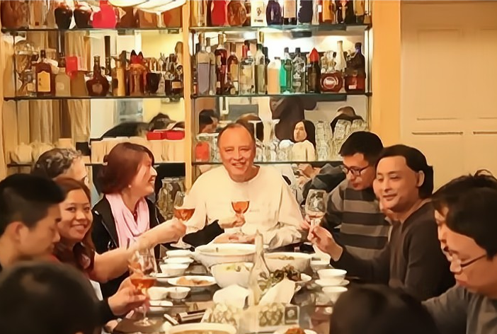 中年大佬,正在排队上俞敏洪的直播间