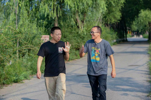 中年大佬,正在排队上俞敏洪的直播间