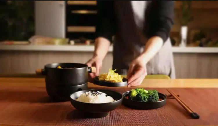 中式轻食的顶流是“东北蘸酱菜”?