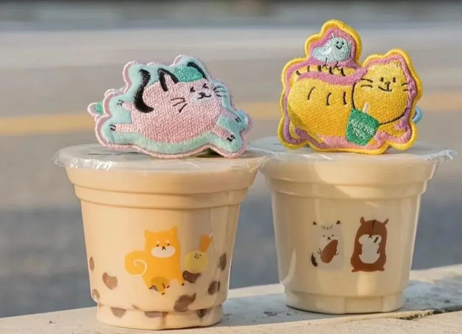 太Q了!“mini奶茶”集体出圈,5块钱两口喝完!为什么年轻人越来越喜欢“小包装”了?