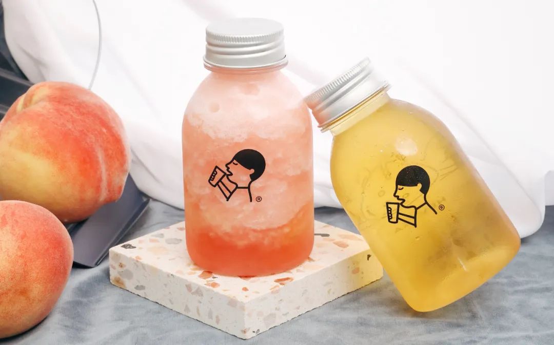 太Q了!“mini奶茶”集体出圈,5块钱两口喝完!为什么年轻人越来越喜欢“小包装”了?