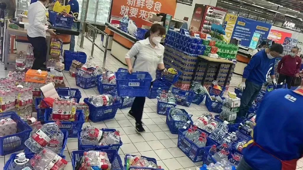 昨夜,上海大包装水一抢而空!