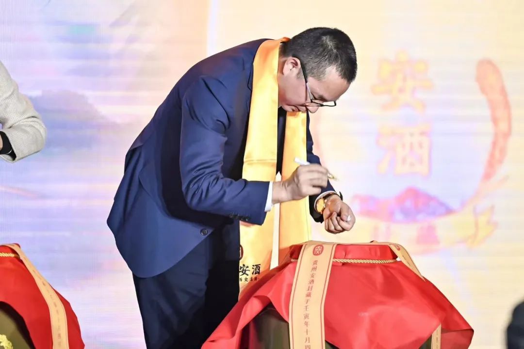 投粮4万吨,启动首届封藏,塑造“安”文化,安酒用行动宣示“长期”酱酒战略和致力“稳坐头部”努力