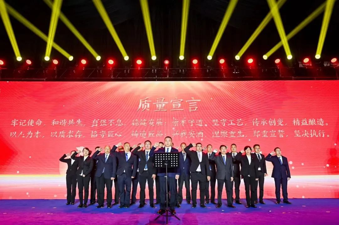 投粮4万吨,启动首届封藏,塑造“安”文化,安酒用行动宣示“长期”酱酒战略和致力“稳坐头部”努力