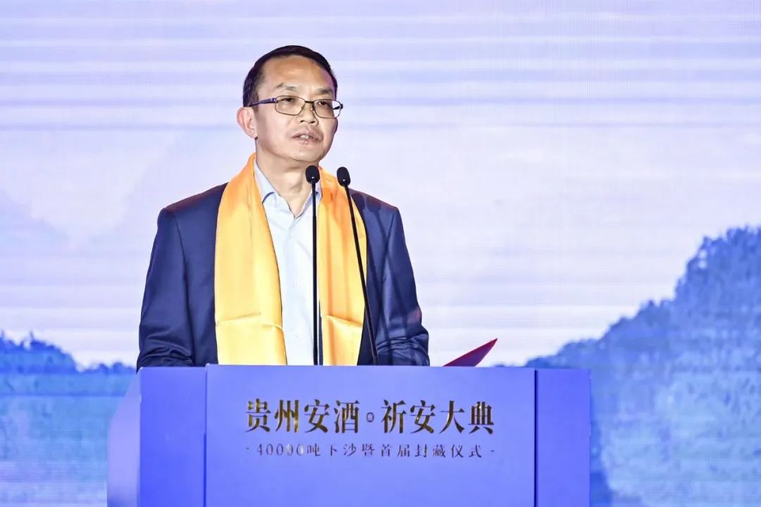 投粮4万吨,启动首届封藏,塑造“安”文化,安酒用行动宣示“长期”酱酒战略和致力“稳坐头部”努力