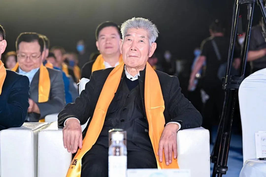 投粮4万吨,启动首届封藏,塑造“安”文化,安酒用行动宣示“长期”酱酒战略和致力“稳坐头部”努力