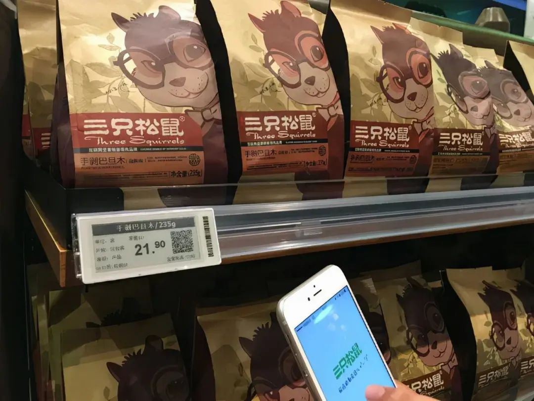 盼盼、良品铺子入局,大佬们竞相“拥抱”,零食集合店“火了”